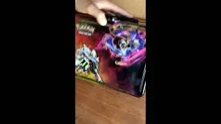 Opening a Pok&eacute;mon Sun and Moon Lunchbox
