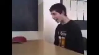 dummer junge haut den kopf gegen tisch!