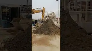 Diaphragm wall construction: Removal of the dirt materials at the desanding plant.
