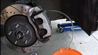 Промывка тормозной системы и центральная точка крепления домкрата для Toyota Highlander 2022 года