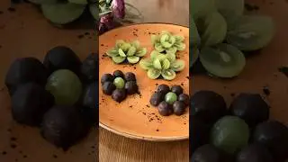 تزیین شکلات با انگور  The decoration of chocolate with grapes.