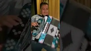 &iexcl;Cant&aacute;ndole aqu&iacute; a todas las chulas, su compa el Jerry Baz&uacute;a!