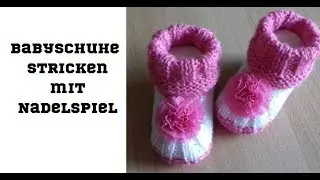 Kleine Babyschuhe. Stricknadel