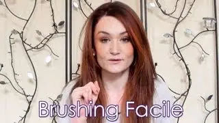 COIFFURE . Brushing lisse brillant sur cheveux bouclés ondulés