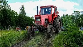 Traktor f&auml;hrt ins Schlammloch