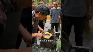 楼下见到磨菜刀的，用的工具比以前先进了