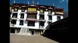 patio y edificio exterior Monasterio Drepung Lhasa Tibet China