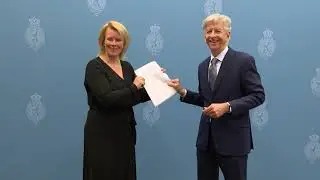 Aanbieding eindverslag verkenner Ronald Plasterk aan Voorzitter Tweede Kamer Roelien Kamminga