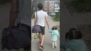 Папа и дочка. Как папа одевает дочку. 