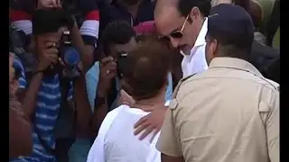 Vinod Khanna's last rites: Emotional Akshaye Khanna reaches Worli Crematorium