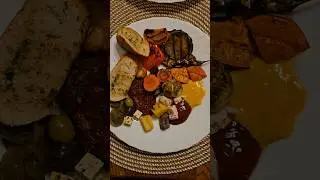 Meat and vegetable fondue with herb baguette & red wine on New Year's Eve 😋😋😋