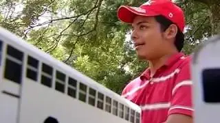 Joven salvadoreño costea su carrera universitaria fabricando autobuses a escala