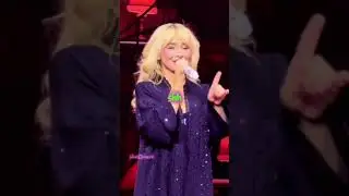 She Told the Crowd &ldquo;Text Your Ex&rdquo;&hellip; And They Really Did 😂🔥 #sabrinacarpenter #shorts
