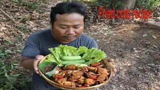 Delicious crab recipe - Catching crab and cooking under the tree - Fried crab eating