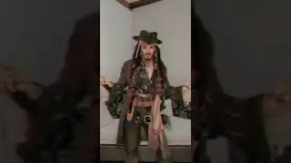 he dresses very quickly😁 #jacksparrow #SHORT