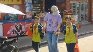 一对可爱的姐弟，两年前，他们的父母因故永远离开了他们，姐弟俩由叔叔抚养。上次探访，姐姐想我接送她一次上学和放学，今天过来满足她这个小小的愿望。（二）