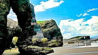 Playa de las Catedrales-Beach of the Cathedrals, marea alta y baja