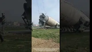 Steel Wire Rope Snaps, Concrete Mixer Truck Overturns During Rescue Lifting