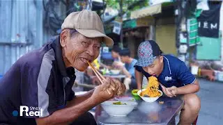 How Locals Really Eat on the Sidewalk in Vietnam | Authentic Morning Life 4K