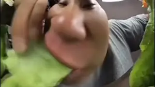 Guy eating lettuce 🥬