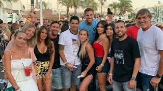 Leo Messi, Luis Suarez, Cesc Fabregas & family enjoying vacation.