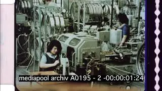 Berlin,  achziger Jahre, 1980, Frau, Werkbank, Fabrik, Gastarbeit Motorradwerker, Migration, Fabrik,
