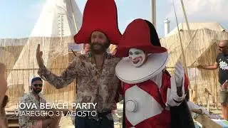 Burlamacco regala il suo tipico cappello a Jovanotti