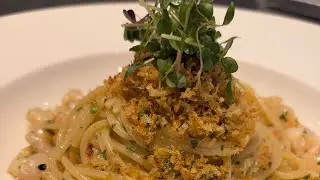 Spaghetti AOP with prawn 🦐 and panko crust gremolata #highlights #food #italiancuisine #italianfood 