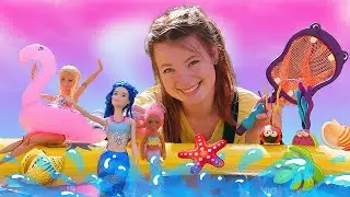 Barbie und die Meerjungfrau sind im Schwimmbad. Puppen Video mit Barbie und Irene