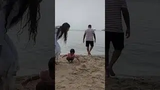Making a Shivling from sand at the sacred Agniteertham beach 🌊 #shivling #agnitheertham