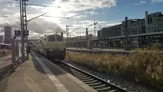 218 466 und 218 489 Railsystem mit IC in Stuttgart Hauptbahnhof.