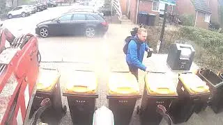 Vuilniswagen haalt pmd op