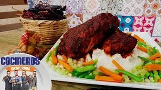Receta: Chamorro de cerdo en adobo de chile rojo con verduras en mole de olla | Cocineros Mexicanos