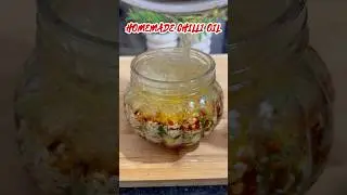 Homemade chilli oil 🌶️ Momos, noodles ya pasta-ek drizzle aur taste next level! #ChilliOil #shorts