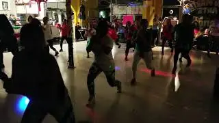 Zumba zin Alexa la maestra dirigiendo quinto aniversario