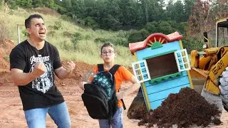 LUCAS BRINCA COM A SUA MOCHILA MÁGICA!