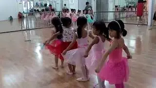 Ballet kids excercise with Que sera songs