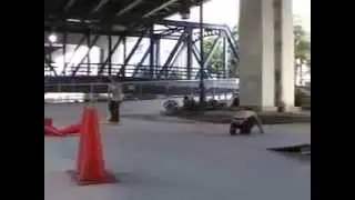 錦糸町高架下でスケート