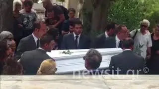Κηδεία Ζωής Λάσκαρη: Λύγισε ο Αλέξανδρος Λυκουρέζος