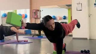 Pilates з гантелями та його блоками для спини та рук 