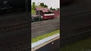 Bundesbahn Dieselpower BR 211 mit kurzem G&uuml;terzug und V100 mit Eilzug