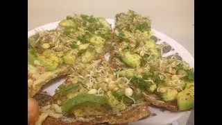 Gesundes Rohkostbrot aus Sprossen und fermentiertem Gem&uuml;se