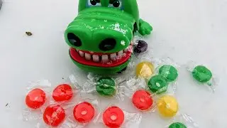 ODDLY SATISFYING/FEEDING CROCO MIXED CANDIES OUTSIDE IN THE SNOW #asmr #candy #snow