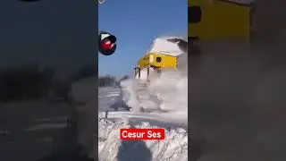 Karlarla dolu rayları a&ccedil;arak ilerleyen trenler, zorlu kış şartlarına rağmen seferlerine devam etti
