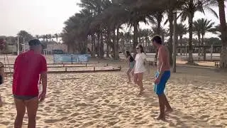 Jeden Tag spielen Hotelg&auml;ste am Strand Volleyball. Dream Lagoon Marsa Alam.