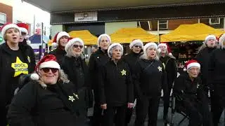 Rock Choir sing Merry Christmas Everyone at Stourbridge Christmas Lights Switch On (25/11/23)