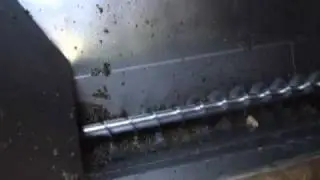 Keltern der Trauben im Weingut 2Freunde
