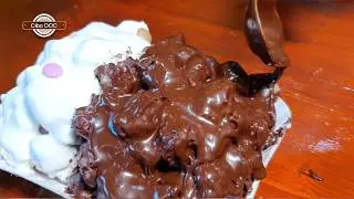 La pignolata messinese, dolce ricoperto da una doppia glassa di limone e cioccolato