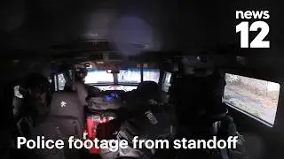 На видеозаписи полиции видно, как подозреваемый стреляет в полицейских во время противостояния в ...