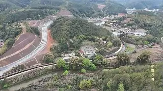 广东梅州泰国华侨豪宅，主人每年回来贴对联。